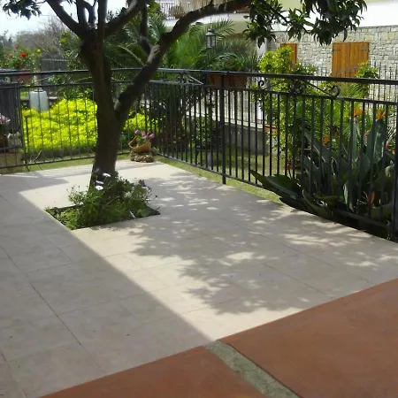 Con Stanza Singola E Giardino Apartman